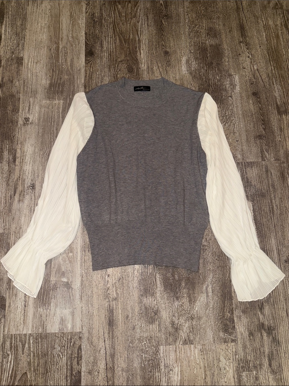 Pleated-Sleeve Knit Pullover Sweatshirt - Gray & White